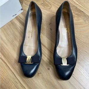 Salvatore Ferragamo 9.5 Navy Pumps Italian Leather 1.5” heel, Bow Gold Detail